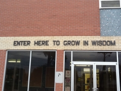 "Enter here to grow wisdom" steht über den Türen eines Gebäudes
