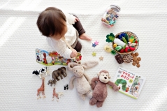 Bild 1: Kind mit Spielzeug