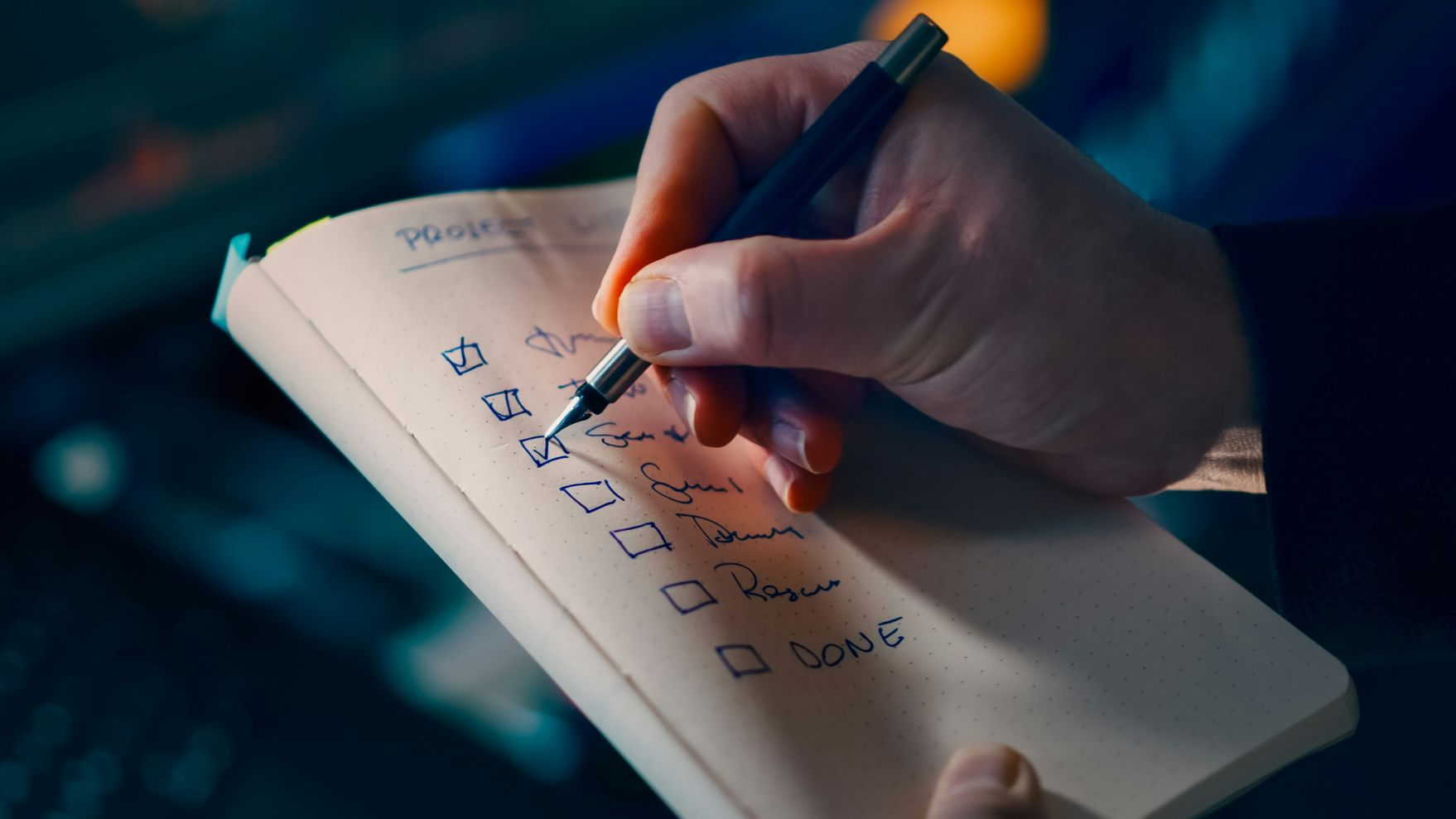 Eine To-Do Liste wird abgehakt