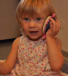Zweijähriges Mädchen beim Als-ob-Spiel (Quelle: Foto aus einer entwicklungspsychologischen Studie der Universität Heidelberg)