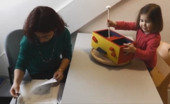 Dreijähriges Mädchen beim Spiel mit der „Ungewöhnlichen Kiste“ (nach Bijvoet-van den Berg & Hoicka, 2014; Quelle: Videoaufnahme im Rahmen einer entwicklungspsychologischen Studie der Universität Heidelberg)