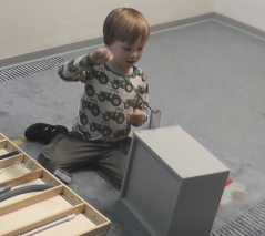 Fünfjähriger Junge erstellt sich ein Hilfsmittel mit Haken, um nach einer Belohnung am unteren Ende einer vertikalen und unten geschlossenen Plexiglasröhre zu angeln (Quelle: Videoaufnahme im Rahmen einer entwicklungspsychologischen Studie der Universität Heidelberg)