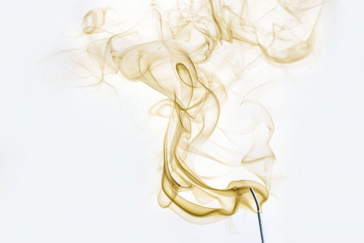 Ein Duft liegt in der Luft. Bild von Lee_seonghak via Pixabay (https://pixabay.com/de/rauch-rauchig-licht-duft-geruch-1830840/, CC: https://creativecommons.org/publicdomain/zero/1.0/deed.de)