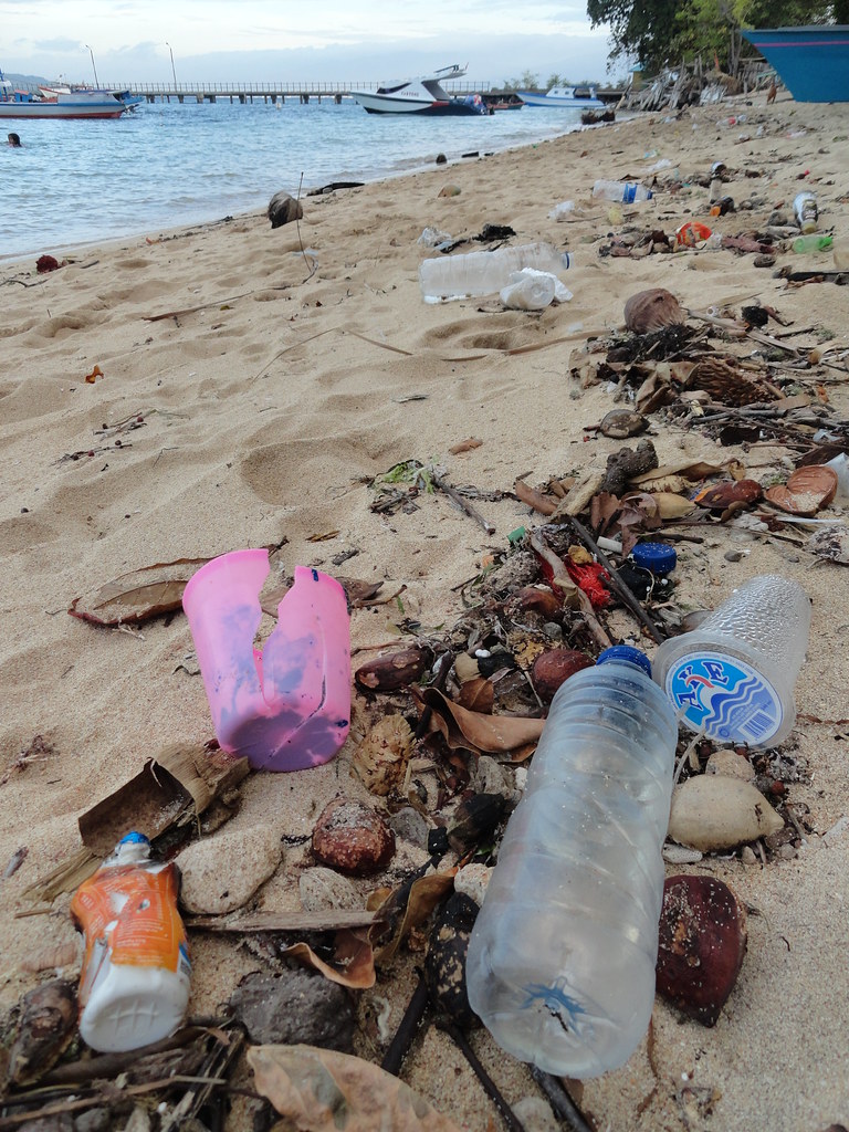 Strand mit Plastikmüll.