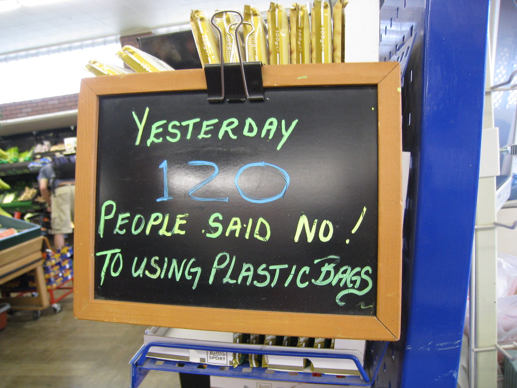 Soziale Normen spielen beim Plastikkonsum eine Rolle („Gestern haben 120 Personen Nein zu Plastiktüten gesagt!“).