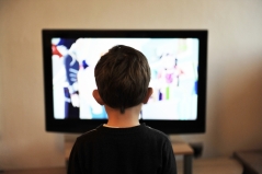Kind vor dem TV