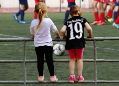 zwei Mädchen, die beim Fußball zuschauen