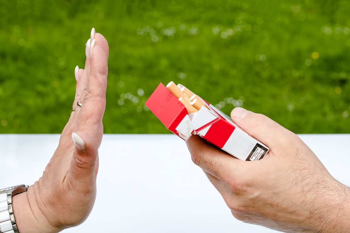 Abschreckende Bilder auf Zigarettenschachteln sollen einen weiteren Rückgang in den Raucherzahlen erzielen. Bild: Myriams-Fotos via pixabay (https://pixabay.com/de/nichtraucher-zigarettenschachtel-2383236/, CC: https://creativecommons.org/publicdomain/zero/1.0/deed.de)