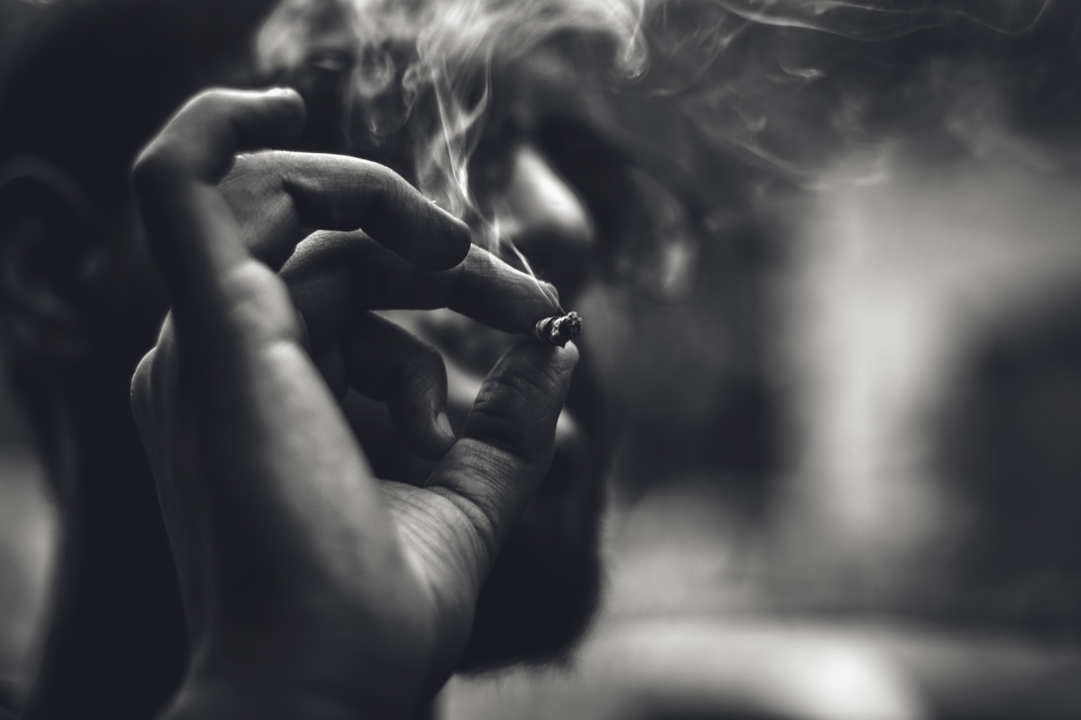 Es besteht die Gefahr, dass Raucher/innen mit der Einführung abschreckender Bilder aufgrund von Reaktanz mehr rauchen könnten als zuvor. Bild: aamiraimer via pixabay (https://pixabay.com/de/rauchen-zigarette-schlecht-luft-2529858/, CC: https://creativecommons.org/publicdomain/zero/1.0/deed.de)