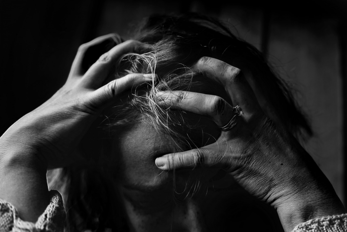 Eine gestresste Person rauft sich die Haare. Bild: Kat Jayne via pexels (https://www.pexels.com/photo/adult-alone-black-and-white-dark-551588/, CC:https://www.pexels.com/photo-license/)