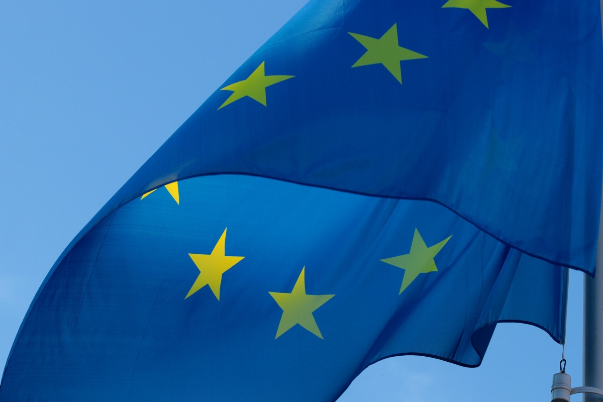 Was ist eigentlich eine europäische Identität? Bild: pixal2013 via pixabay (https://pixabay.com/de/photos/fahne-europa-flagge-eu-europäisch-2608475/, CC: https://pixabay.com/de/service/license/)