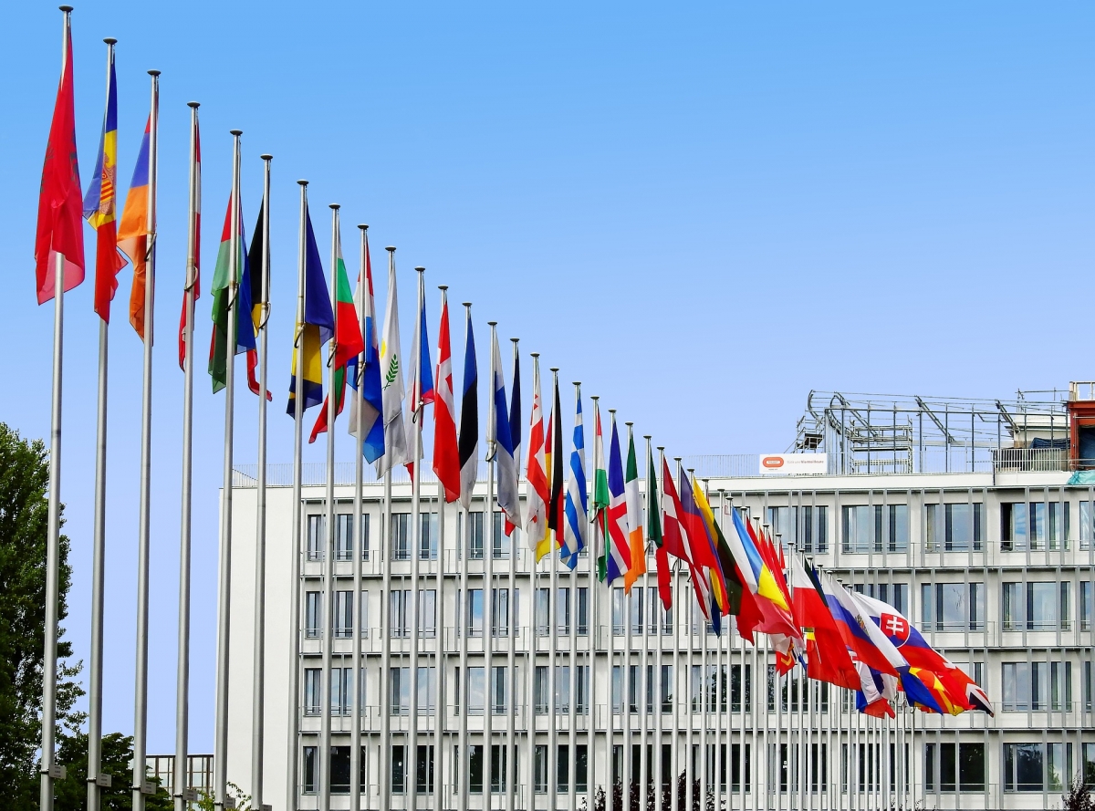 Nationalismus erschwert es, eine europäische Einheit zu beschwören. Bild: Bru-nO via pixabay (https://pixabay.com/de/photos/fahnen-europa-eu-flagge-europäisch-1615129/, CC: https://pixabay.com/de/service/license/)