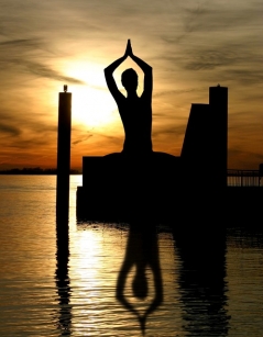 Ein meditierender Mensch im Sonnenuntergang