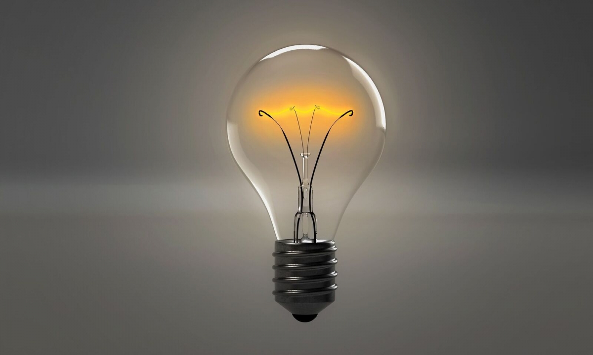 Es erscheint logisch, dass für Innovation und Unternehmergeist ein gewisses „gegen die Norm-sein“ konstruktiv ist. Bild: qimono via pixabay (https://pixabay.com/de/glühbirne-birne-licht-idee-energie-1875247/, CC: https://creativecommons.org/publicdomain/zero/1.0/deed.de)