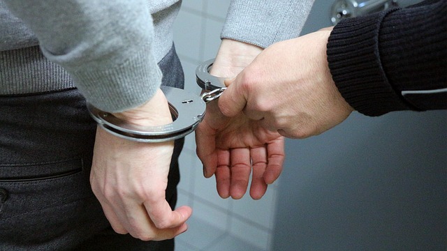 Verhaftung. Bild: 3839153 via pixabay (https://pixabay.com/de/handschellen-%C3%A4rger-polizei-2102488/, CC:https://creativecommons.org/publicdomain/zero/1.0/deed.de)