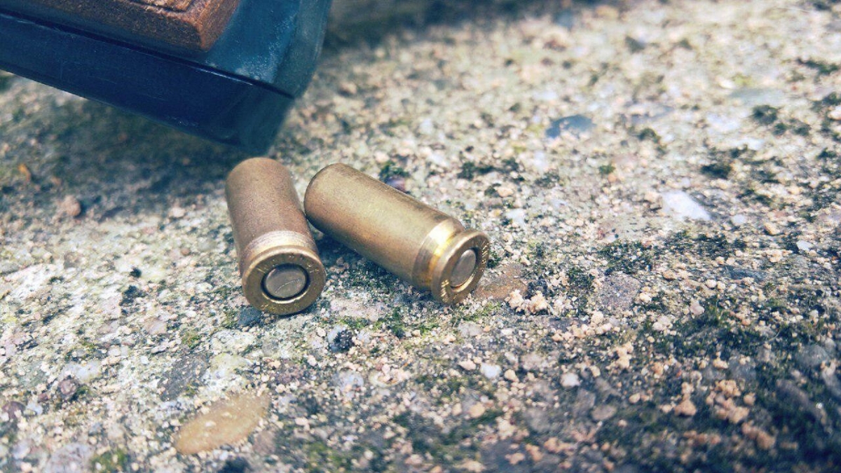 Die Polizisten fanden zwei Patronenhülsen, die aus einer neun Millimeter-Pistole abgefeuert worden waren. Bild: SoDope via pixabay (https://pixabay.com/de/patrone-hülsen-waffe-geschoss-2813768/, CC: https://creativecommons.org/publicdomain/zero/1.0/deed.de)