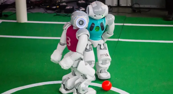 Kinderleicht laufend zum Sieg - Wenn fußballspielende Roboter gewinnen, weil sie sich wie Kinder bewegen