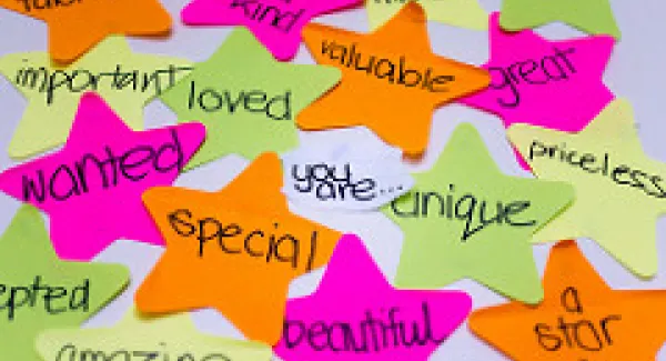 „Ich bin ein Geschenk für die Welt“ – Zu mehr Selbstbewusstsein durch positive Affirmationen?