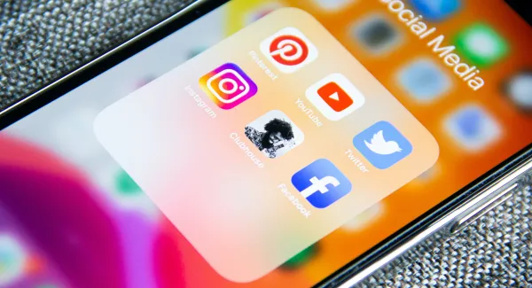 Selbstfürsorge im digitalen Zeitalter: Wie wir gesund mit sozialen Medien umgehen können.