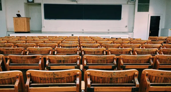 “All die guten Gespräche und durchzechten Nächte kann mir niemand nehmen” – was nostalgische Erinnerungen an das Studium mit Campusschließungen zu tun haben