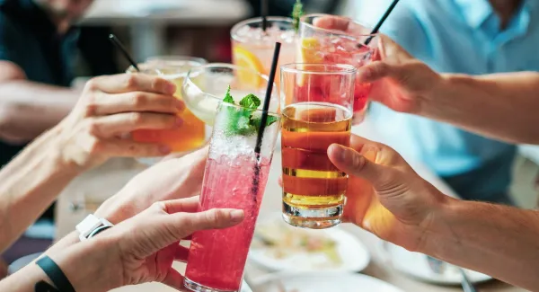 Soziale Medien prägen offline Gesundheitsverhalten: Posts mit Alkohol beeinflussen, ob und wie viel junge Erwachsene trinken 