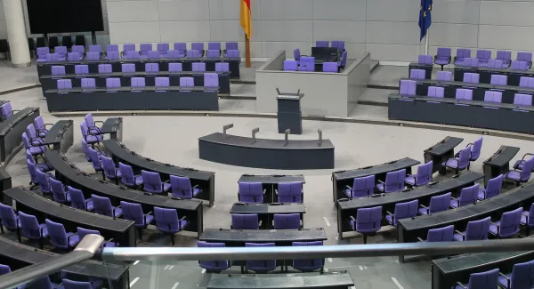 Fehlentscheidungen in politischen Gremien: Wie sie entstehen und wie sie sich verhindern lassen 