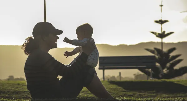 Hey, Baby, lass‘ uns zusammen lachen!