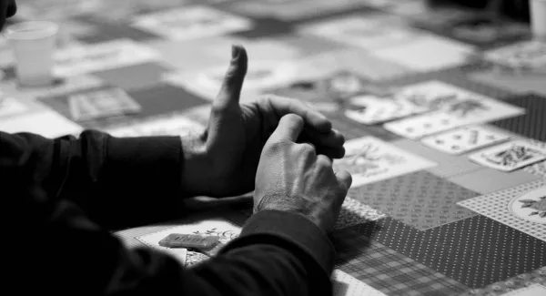 Pokerface?! Warum wir beim Pokern auf das falsche Körperteil schauen