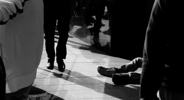 Sind wir denn alle zusammen Feiglinge? Warum niemand im Beisein anderer helfend eingreift