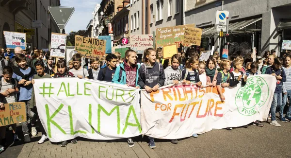 „Wir sind hier, wir sind laut, weil ihr uns die Zukunft klaut!“ – Warum engagieren sich Menschen gemeinsam für den Umweltschutz?
