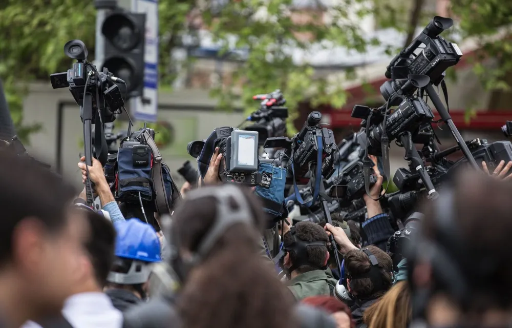 Ärger, Scham und Vertrauensverlust: Wie Bürgerinnen und Bürger auf politische Skandale reagieren und was sie fordern