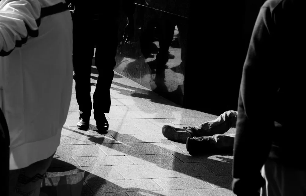 Sind wir denn alle zusammen Feiglinge? Warum niemand im Beisein anderer helfend eingreift