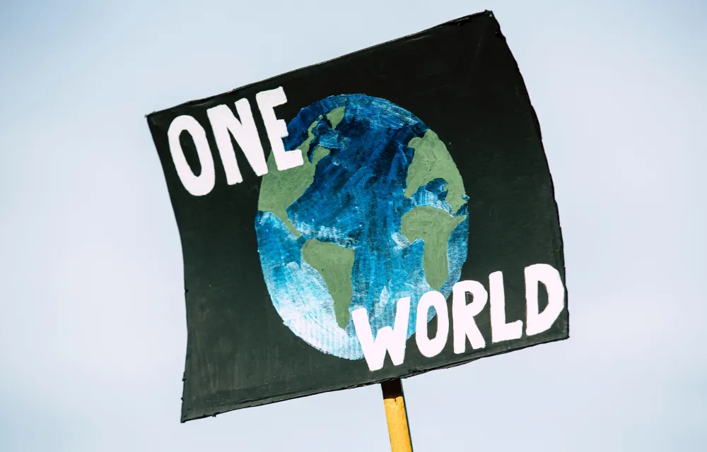 Global verbunden, global aktiv? Wie eine globale Identität mit Klimaschutz zusammenhängt
