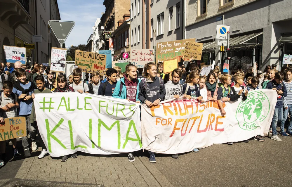 „Wir sind hier, wir sind laut, weil ihr uns die Zukunft klaut!“ – Warum engagieren sich Menschen gemeinsam für den Umweltschutz?