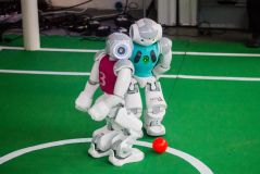 Kinderleicht laufend zum Sieg - Wenn fußballspielende Roboter gewinnen, weil sie sich wie Kinder bewegen