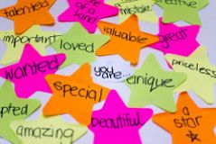 „Ich bin ein Geschenk für die Welt“ – Zu mehr Selbstbewusstsein durch positive Affirmationen?