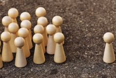 Soziale Ausgrenzung und Mobbing – Gemeinsamkeiten und Unterschiede bei Mädchen und Jungen 