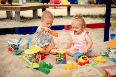 Wie lernen Kinder, andere zu verstehen und wie können Eltern sie dabei unterstützen?