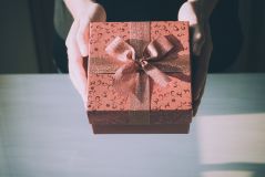 Lügen auf kurzen Beinen – wie sich prosoziales Lügen in der Kindheit entwickelt