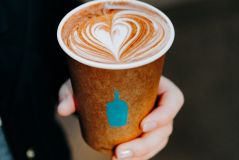 Immer mehr entscheiden sich für nachhaltige Kaffeebecher, und du? — Wie soziale Normen nachhaltigen Konsum fördern können