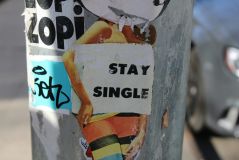 Single im jungen Erwachsenenalter: Was das Ausbleiben einer Paarbeziehung mit dem Wohlbefinden macht