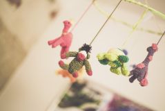 Schlafende Kinder, glückliche Mütter