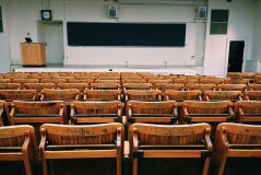 “All die guten Gespräche und durchzechten Nächte kann mir niemand nehmen” – was nostalgische Erinnerungen an das Studium mit Campusschließungen zu tun haben