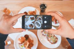 Nudging in der Hosentasche – wie soziale Medien Essverhalten beeinflussen