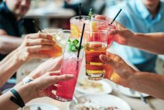 Soziale Medien prägen offline Gesundheitsverhalten: Posts mit Alkohol beeinflussen, ob und wie viel junge Erwachsene trinken 