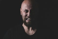 Single, männlich, gewaltbereit?
