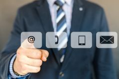 Greife ich zum Hörer, schreibe ich eine Email oder sollte ich mich besser treffen? Die Rolle des Kommunikationsmediums in Verhandlungen 