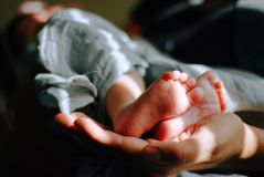 Schlaf, Kindchen, schlaf: Bei Mama oder doch im eigenen Zimmer?