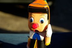 Pinocchios Nase – Kann man anhand der Körpersprache erkennen, ob jemand lügt