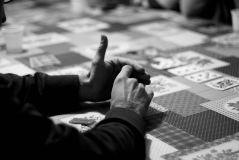 Pokerface?! Warum wir beim Pokern auf das falsche Körperteil schauen